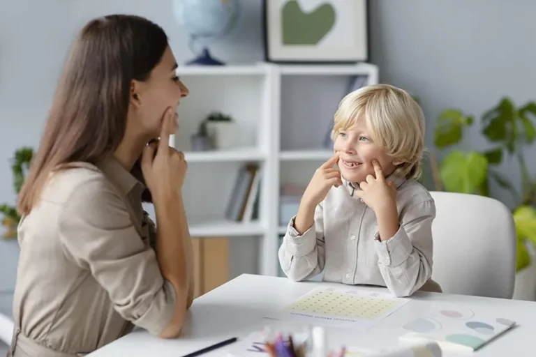 Woman doing speech therapy with little blonde boy 1 min scaled